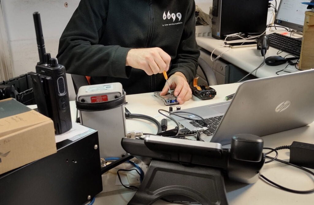 كيف تحصل علي أقصي إستفادة من جهاز الاتصال اللاسلكي 1 Two way radio ‘walkie talkie Maintenance scaled222